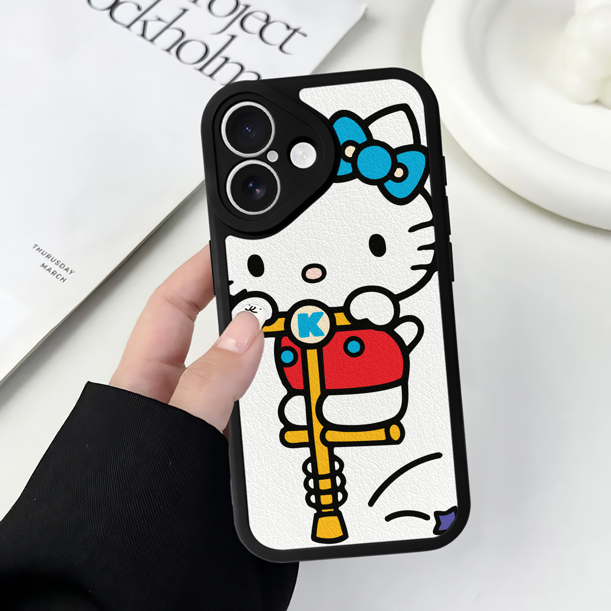 （画像用） Hello Kitty ハローキティ 【iPhone 16シリーズ対応】シリコンスマホケース（レザー調） 材質：シリコン